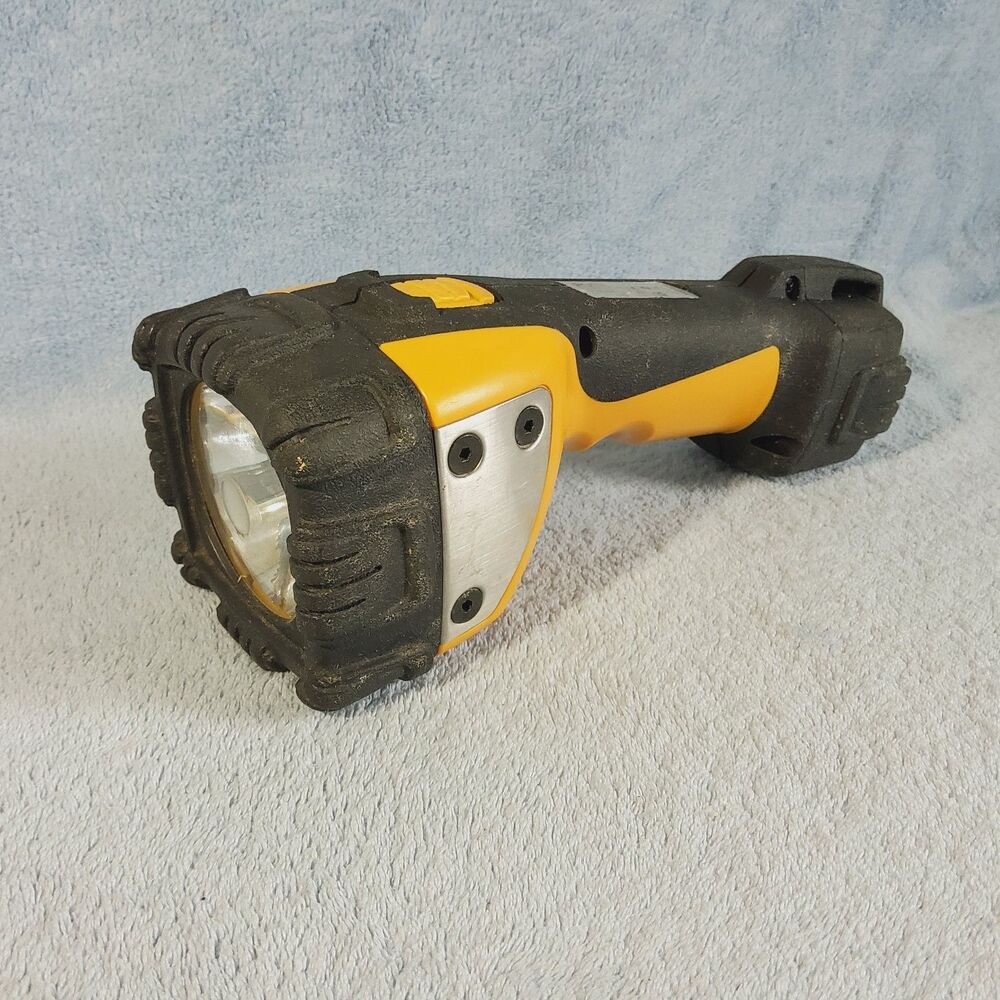Energizer Hard Case Professional 2D Cell Heavy Duty Flashlight TUF2D1 Work Light